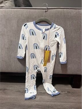 Kyte Baby slate rainbow zippered romper 12-18 months